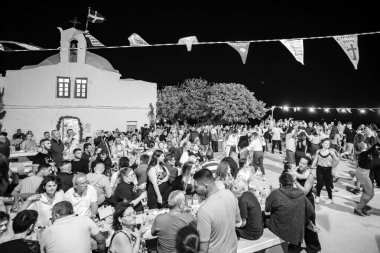 Ios, Yunanistan - 7 Eylül 2022: Yunanistan 'da yerel halk ve turistlerin siyah-beyaz Theodoti kilisesinde Kutsal Meryem' i kutladıkları geleneksel bir festival
