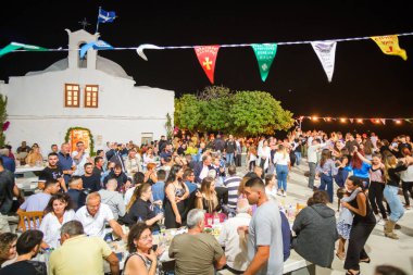 Ios, Yunanistan - 7 Eylül 2022: Yunanistan 'da yerel halk ve turistlerin Kutsal Meryem' i Theodoti kilisesinde kutladıkları geleneksel bir festival