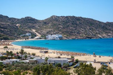 Yunanistan 'ın ünlü Mylopotas plajının nefes kesici panoramik manzarası