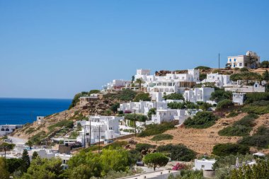 Ios, Yunanistan - 9 Eylül 2022: Mylopotas 'taki Ege Denizi' ne bakan güzel beyaz boyalı otel odaları ve restoranların manzarası