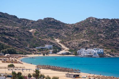 Yunanistan 'ın ünlü Mylopotas plajının nefes kesici panoramik manzarası