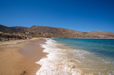 Ios, Yunanistan - 9 Eylül 2022: Yunanistan 'daki güzel Agia Theodoti plajının tadını çıkaran turistler
