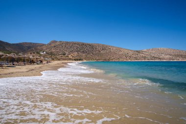 Ios, Yunanistan - 9 Eylül 2022: Yunanistan 'daki güzel Agia Theodoti plajının tadını çıkaran turistler