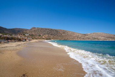 Ios, Yunanistan - 9 Eylül 2022: Yunanistan 'daki güzel Agia Theodoti plajının tadını çıkaran turistler