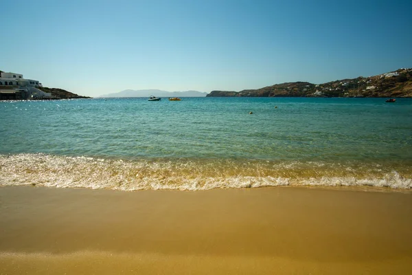 인기있는 해변에 놀라운 황금빛 모래와 청록색 바닷물 — 스톡 사진