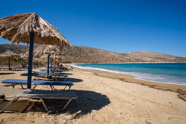 Ios Görögország Szeptember 2022 Turisták Élvezik Gyönyörű Strand Agia Theodoti — Stock Fotó