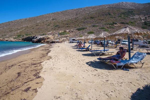 Ios Görögország Szeptember 2022 Turisták Élvezik Gyönyörű Strand Agia Theodoti — Stock Fotó
