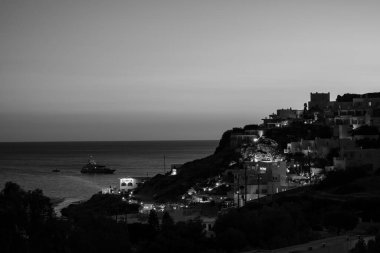 Yunanistan 'ın Santorini adasının siyah beyaz fotoğrafı