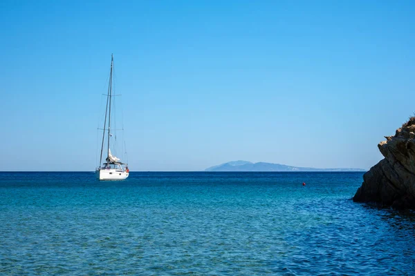 Ein Segelboot Berühmten Mylopotas Strand Ios Griechenland — Stockfoto