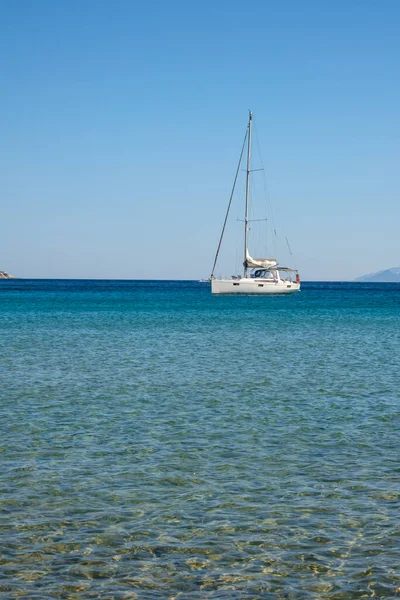 Иос Греция Сентября 2022 Года Парусник Знаменитом Пляже Милопотас Иос — стоковое фото