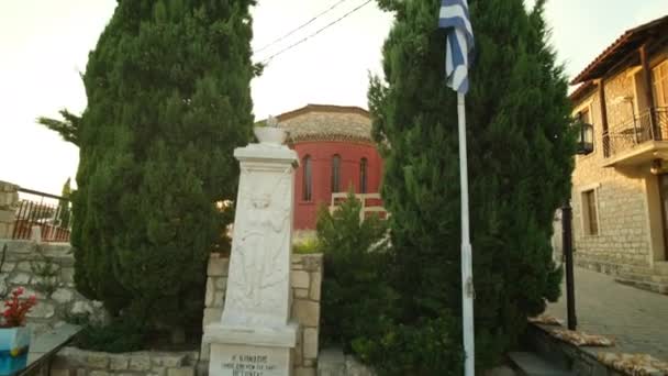 希腊Afytos 2022年8月31日 希腊Afytos Chalkidiki的雕像 希腊国旗和教堂的景观 — 图库视频影像