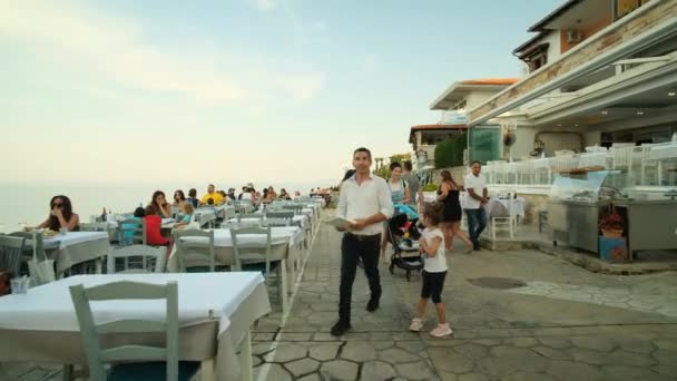 アフィトス ギリシャ 9月1 2022 観光客はアフィトスChalkidikiギリシャの素晴らしい景色を望む絵のようなレストランで夕食や飲み物を楽しんでいます — ストック動画