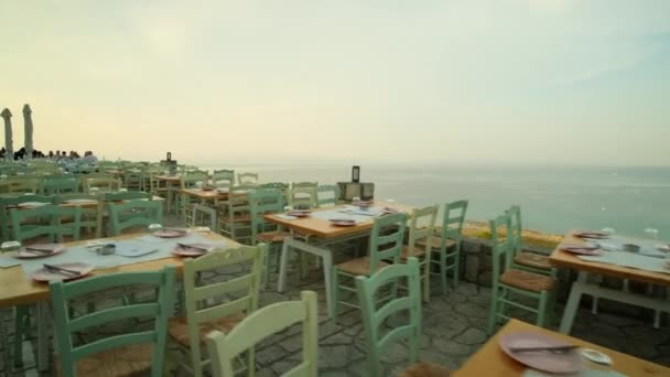 アフィトス ギリシャ 9月1 2022 観光客はアフィトスChalkidikiギリシャの素晴らしい景色を望む絵のようなレストランで夕食や飲み物を楽しんでいます — ストック動画