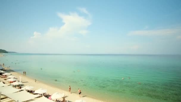 Kriopighi Greece August 2022 View Tourists Enjoying Turquoise Sandy Beach — Video Stock