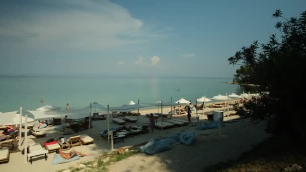 Kriopighi Greece August 2022 View Tourists Enjoying Turquoise Sandy Beach — Stok video