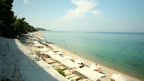 希腊Kriopighi 2022年8月31日 观赏希腊Chalkidiki的Kriopigi绿松石沙滩的游客 — 图库视频影像