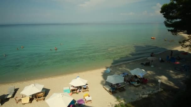 Kriopighi Greece August 2022 View Tourists Enjoying Turquoise Sandy Beach — Stock videók