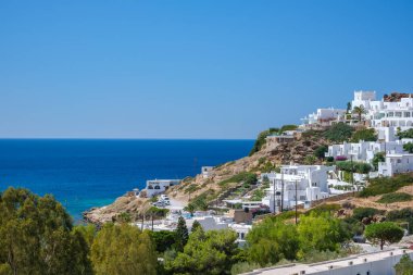 Ios, Yunanistan - 9 Eylül 2022: Mylopotas 'taki Ege Denizi' ne bakan güzel beyaz boyalı otel odaları ve restoranların manzarası