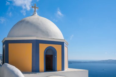 Santorini Yunanistan 'da geleneksel ve renkli bir ortodoks kilisesi ve Ege Denizi manzarası