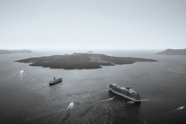 Santorini, Yunanistan - 16 Eylül 2022: Santorini Yunanistan 'daki yanardağın yanındaki iki yolcu gemisinin panoramik görüntüsü