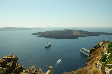 Santorini, Yunanistan - 16 Eylül 2022: Santorini Yunanistan 'daki yanardağın yanındaki iki yolcu gemisinin panoramik görüntüsü
