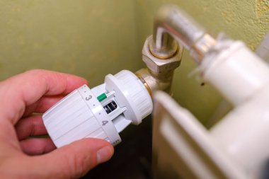 Krizde artan ısıtma maliyetleri, ısınma termostatı ile evdeki ısıyı düzenler, enerji tasarrufu için, kapatır