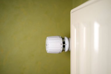 Isıyı ayarlamak için radyatör kontrolörü. Isıtma kavramı