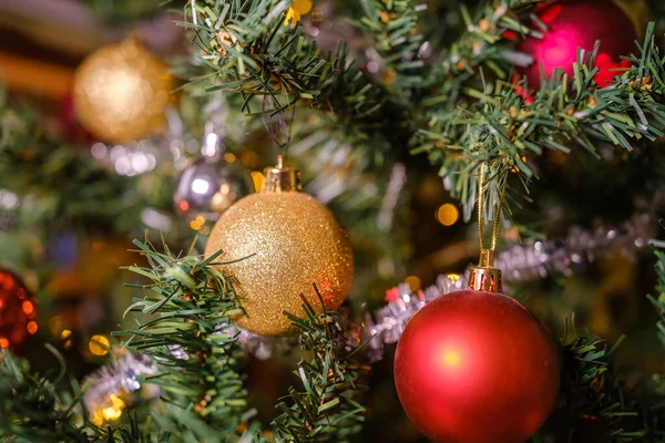 Noel ağacındaki Noel süslerinin kapanışı