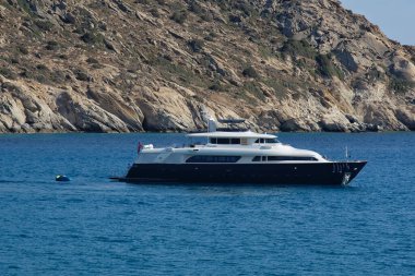 Ios, Yunanistan - 30 Mayıs 2021: Yunanistan 'daki Mylopotas plajında lüks bir yat manzarası