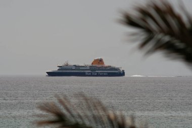 Ios, Yunanistan - 30 Mayıs 2021: Bir feribot Ios adasından ayrılıp Santorini 'ye doğru yola çıktı