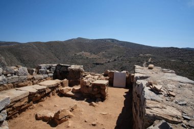 Ios, Yunanistan - 29 Mayıs 2021: Yunanistan 'daki büyük Yunan şair Homer' ın mezarının manzarası