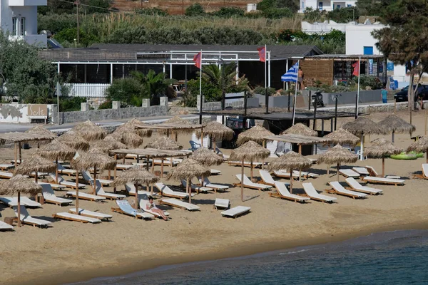 Ios Grecia Mayo 2021 Comienza Temporada Con Tumbonas Vacías Sombrillas — Foto de Stock