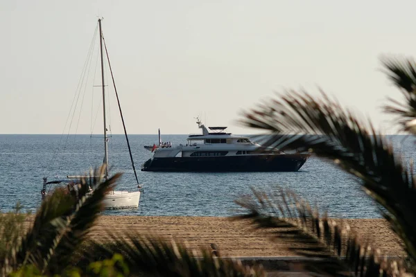 Иос Греция Мая 2021 Года Вид Яхту Парусник Пляже Милопотас — стоковое фото