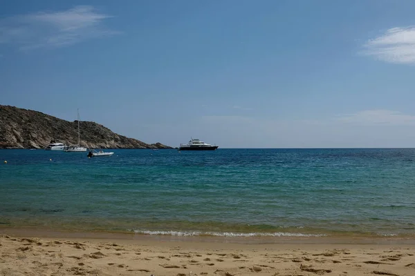 Ios Yunanistan Mayıs 2021 Yunanistan Daki Güzel Mylopotas Plajında Çeşitli — Stok fotoğraf