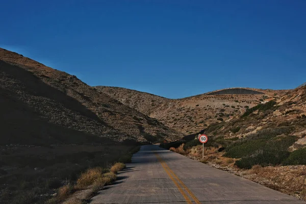 Vista Uma Estrada Vazia Ilha Ios Grécia Sinal Limite Velocidade — Fotografia de Stock