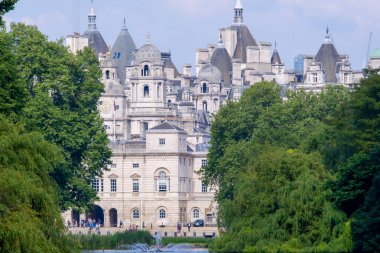 Londra, Birleşik Krallık: 21 Mayıs 2018 - Londra 'daki ağaçlar arasında, At Muhafızları olarak da bilinen ünlü Household Süvari Birliği' nin görüntüsü