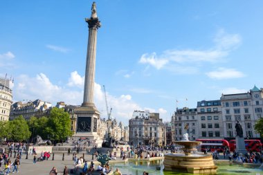 Londra, Birleşik Krallık - 23 Mayıs 2018: Londra 'daki Trafalgar Meydanı panoramik görünümü