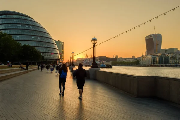 London Storbritannien Maj 2018 Människor Njuter Den Fantastiska Orange Solnedgången — Stockfoto