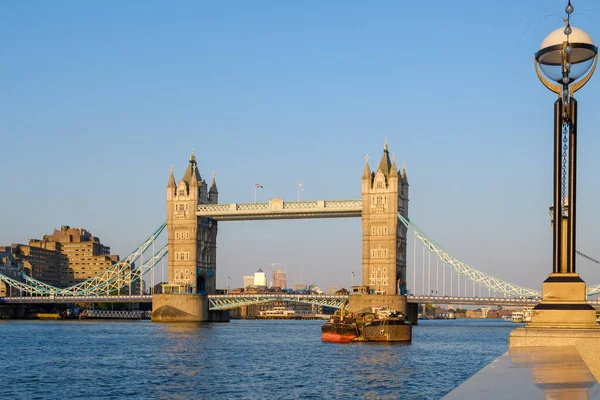 ロンドン イギリス 2018年5月23日 晴れた日のロンドンの美しいタワーブリッジ — ストック写真