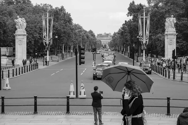 ロンドン イギリス 2018年5月23日 トラファルガー広場からバッキンガム宮殿までの黒と白のロイヤルロード モールの眺め — ストック写真