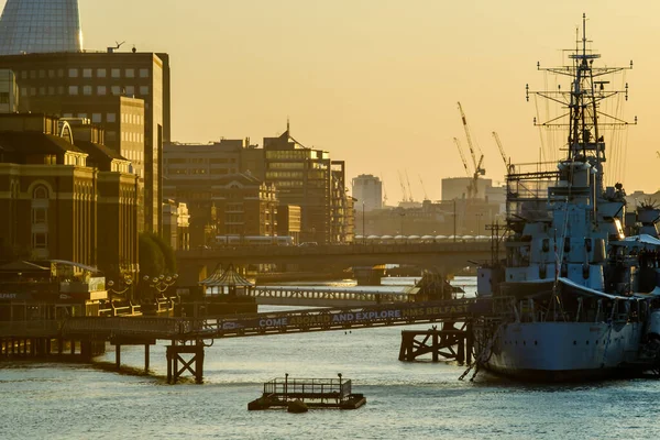 英国伦敦 2018年5月23日 贝尔法斯特号战舰 Hms Belfast Warship 泰晤士河上的一座浮动博物馆和伦敦大学美丽的日落 — 图库照片