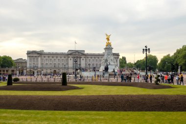 Londra, Birleşik Krallık - 23 Mayıs 2018: Londra 'daki Buckingham Sarayı önündeki turist görüntüsü