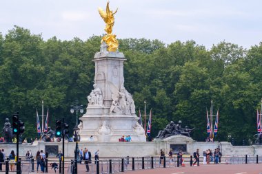 Londra, Birleşik Krallık - 23 Mayıs 2018: Londra Uk 'taki Kraliçe Victoria anıtının yanındaki turist görüntüsü