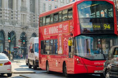 Londra, Birleşik Krallık: 21 Mayıs 2018 - Londra Piccadilly Sirki 'nde tipik ve geleneksel bir çift katlı kırmızı otobüs