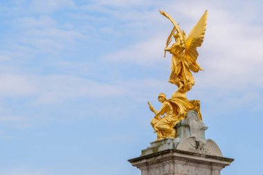 Londra, Birleşik Krallık - 23 Mayıs 2018: Londra Uk 'taki Kraliçe Victoria anıtının yakın görüntüsü