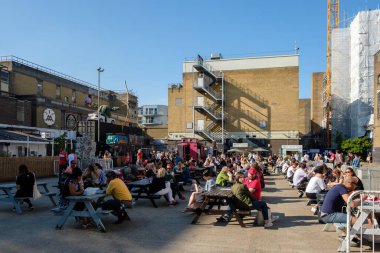 Londra, Birleşik Krallık - 23 Mayıs 2018: Londra 'daki şehir merkezi caddesi manzarası