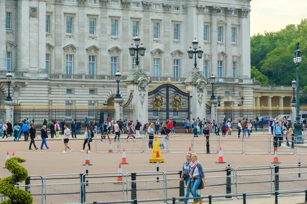 Londyn Wielka Brytania Maja 2018 Widok Turystów Przed Pałacem Buckingham — Zdjęcie stockowe