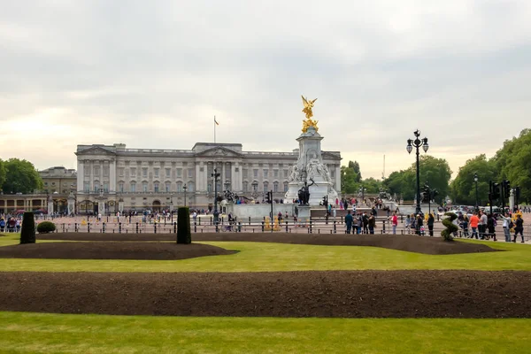 London Storbritannien Maj 2018 Utsikt Över Turister Framför Buckingham Palace — Stockfoto