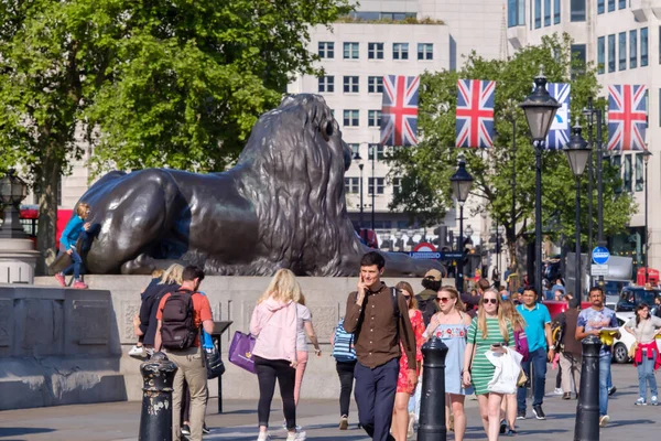 Londres Reino Unido Maio 2018 Pessoas Caminhando Lado Dos Leões — Fotografia de Stock