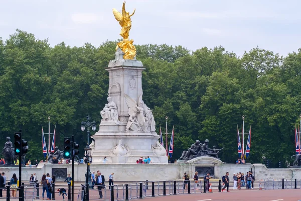 London Storbritannien Maj 2018 Utsikt Över Turister Bredvid Queen Victoria — Stockfoto